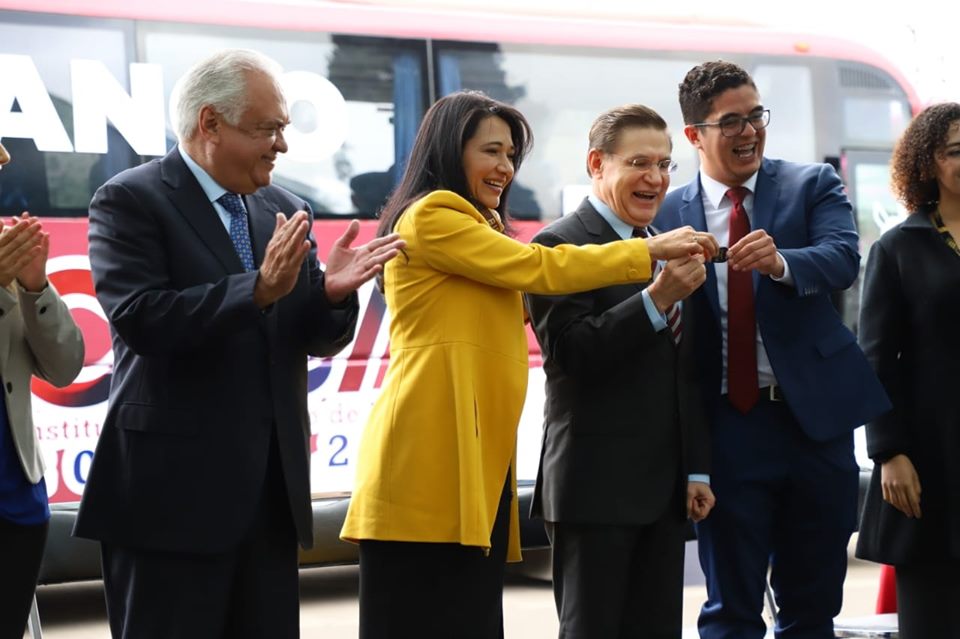 El Secretario General de Gobierno Arq.Adrián Alanís Quiñones, acompañó al Gobernador Constitucional del Estado Dr.José Rosas Aispuro Torres, a la entrega de un autobús y becas para los alumnos de Instituto Tecnológico de Durango.
