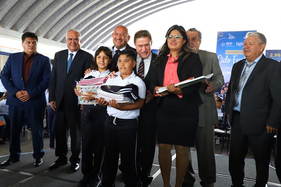 El Secretario General de Gobierno Arq.Adrián Alanís Quiñones, acompaña al Gobernador del Estado De Durango Dr. José Rosas Aispuro Torres, al arranque del ciclo escolar 2019-2020 en la Escuela primaria Hermanos Flores Magon.