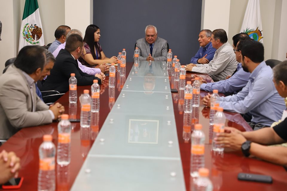 El Secretario General de Gobierno Arq. Adrián Alanís Quiñones, presenta a la C.P. Brenda Montenegro como titular del Órgano Interno de Control en esta Secretaría.