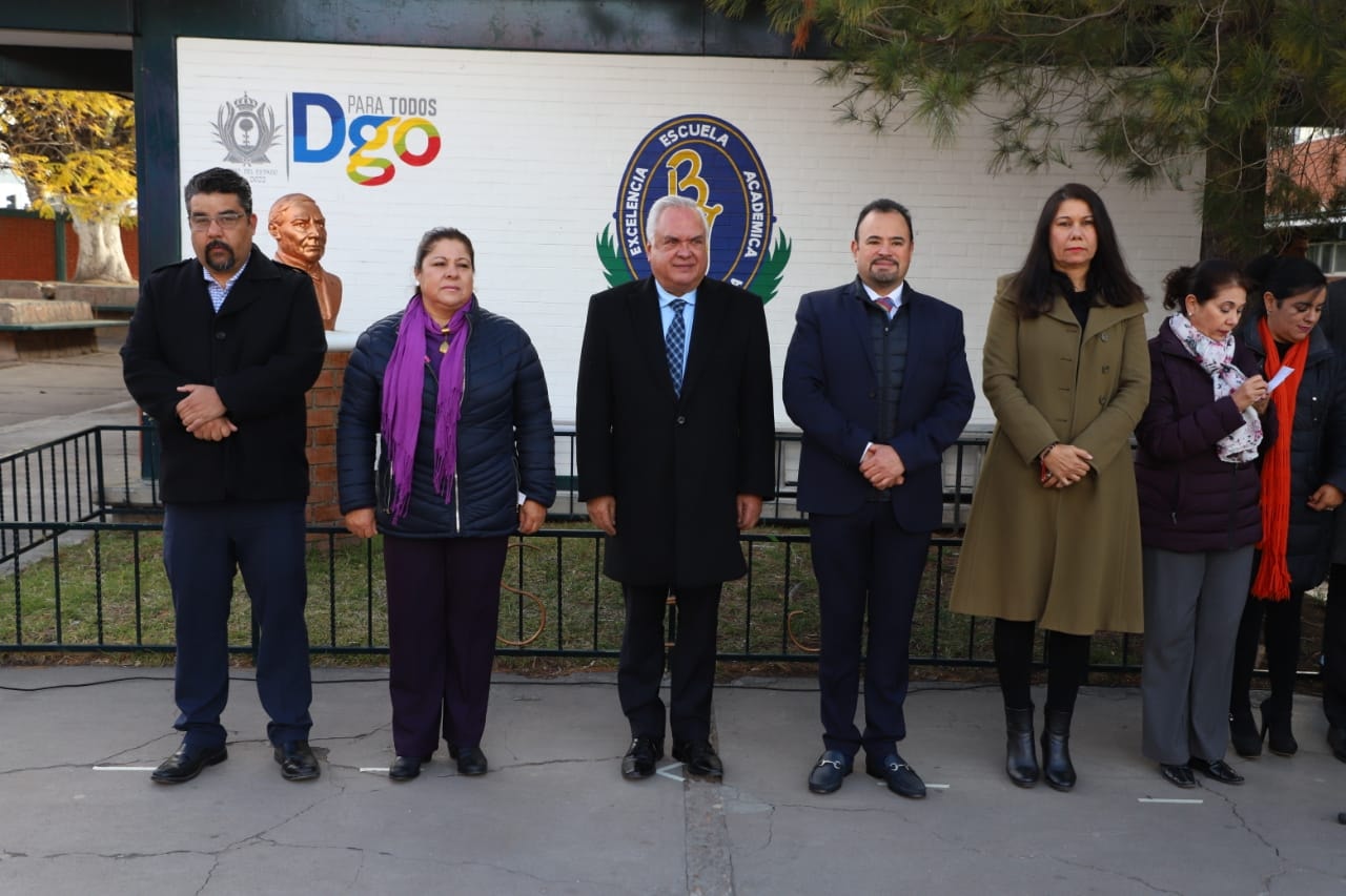 Con la representación del Gobernador del Estado, José Rosas Aispuro Torres, asistió el Secretario General de Gobierno, Adrián Alanís Quiñones, al homenaje a la Bandera en la Escuela Secundaria Benito Juárez.