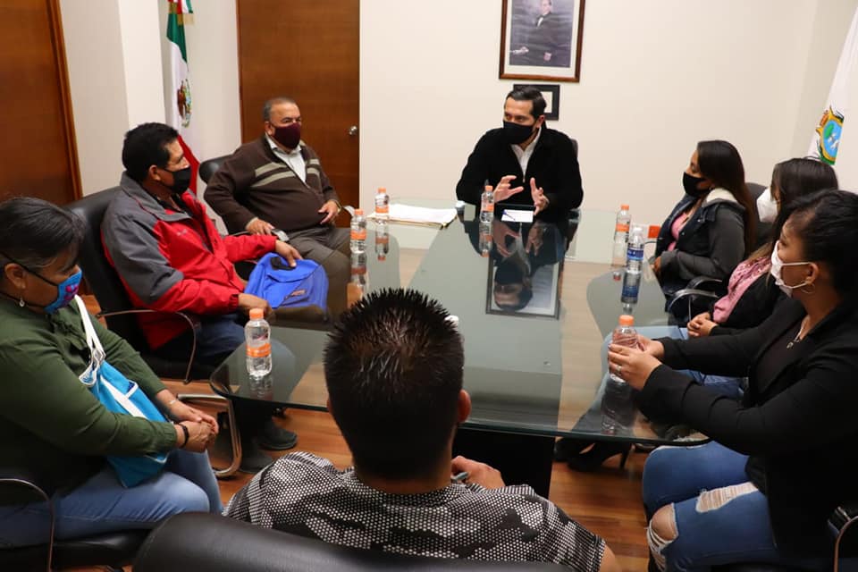 Recibió el Lic. Héctor David Flores Ávalos, Secretario general de gobierno a varios habitantes del poblado de Velardeña, para dar resolución a demandas sobre el Registro Civil de la zona