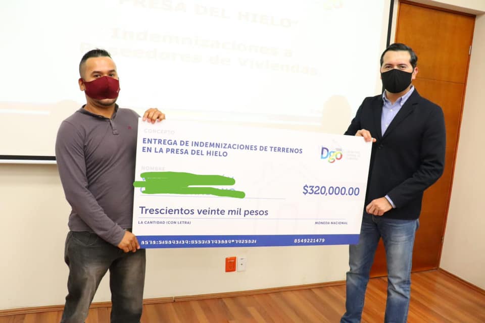 Entrega de cheques para indemnizar a poseedores de terrenos y viviendas en los alrededores del bordo conocido como “Presa del Hielo”.