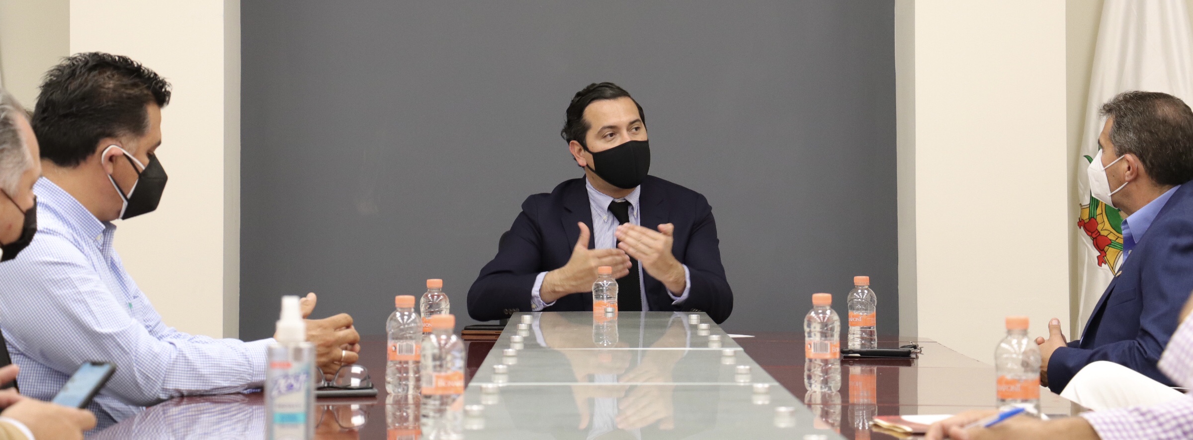Recibe Héctor Flores nueva mesa directiva de CANACINTRA