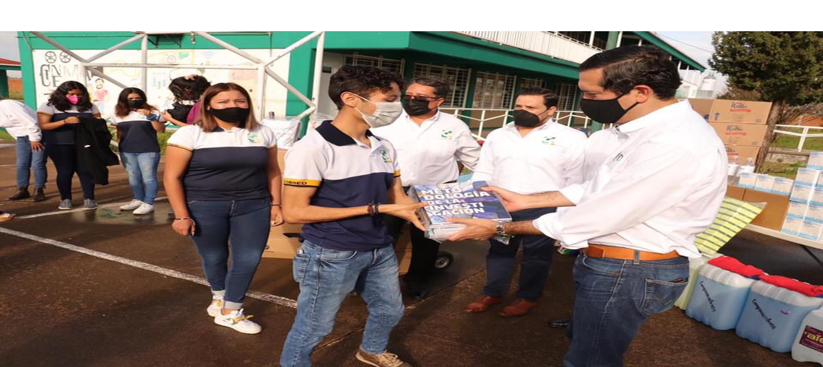 Entrega Héctor Flores libros a estudiantes del COBAED