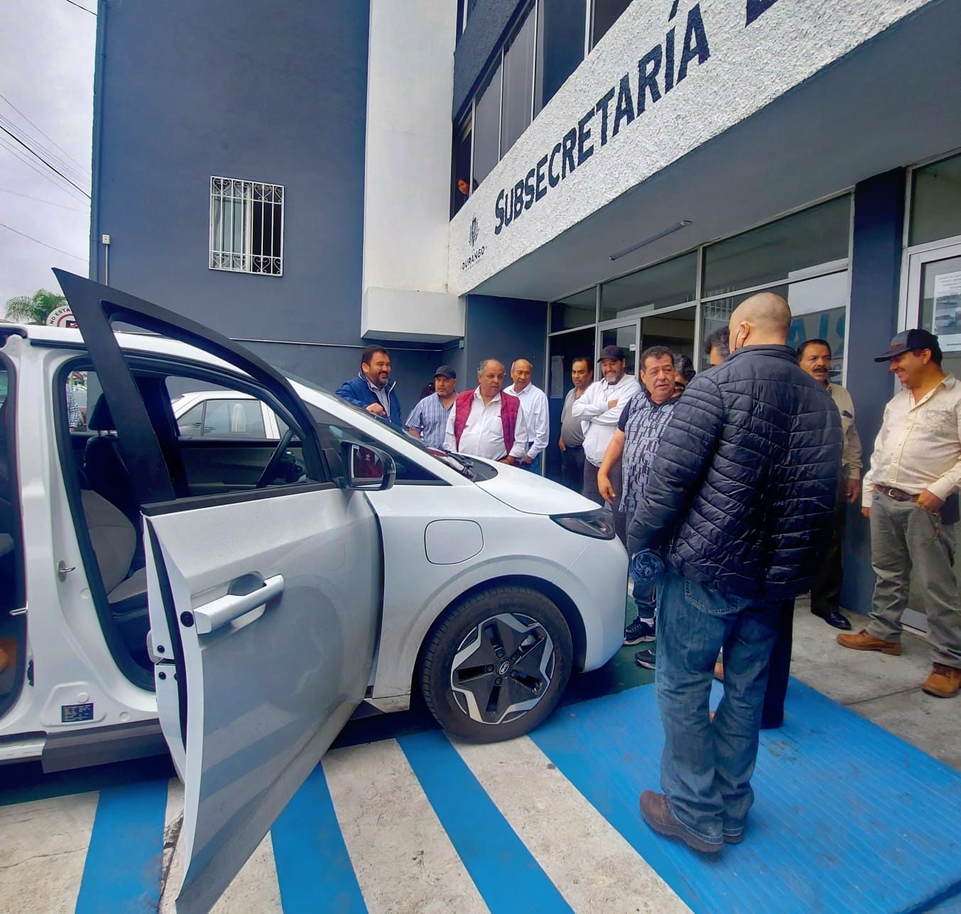 Aumenta la demanda de pruebas de manejo para taxis eléctricos de la SMyT en Durango