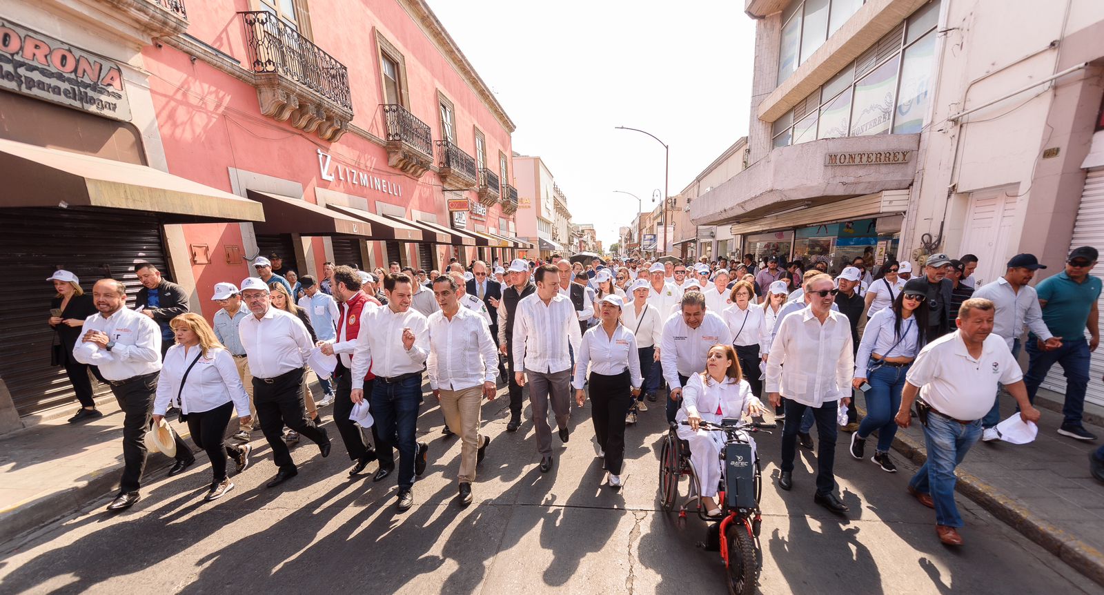 DESFILAN ESTE  1RO DE MAYO 20 MIL TRABAJADORES￼