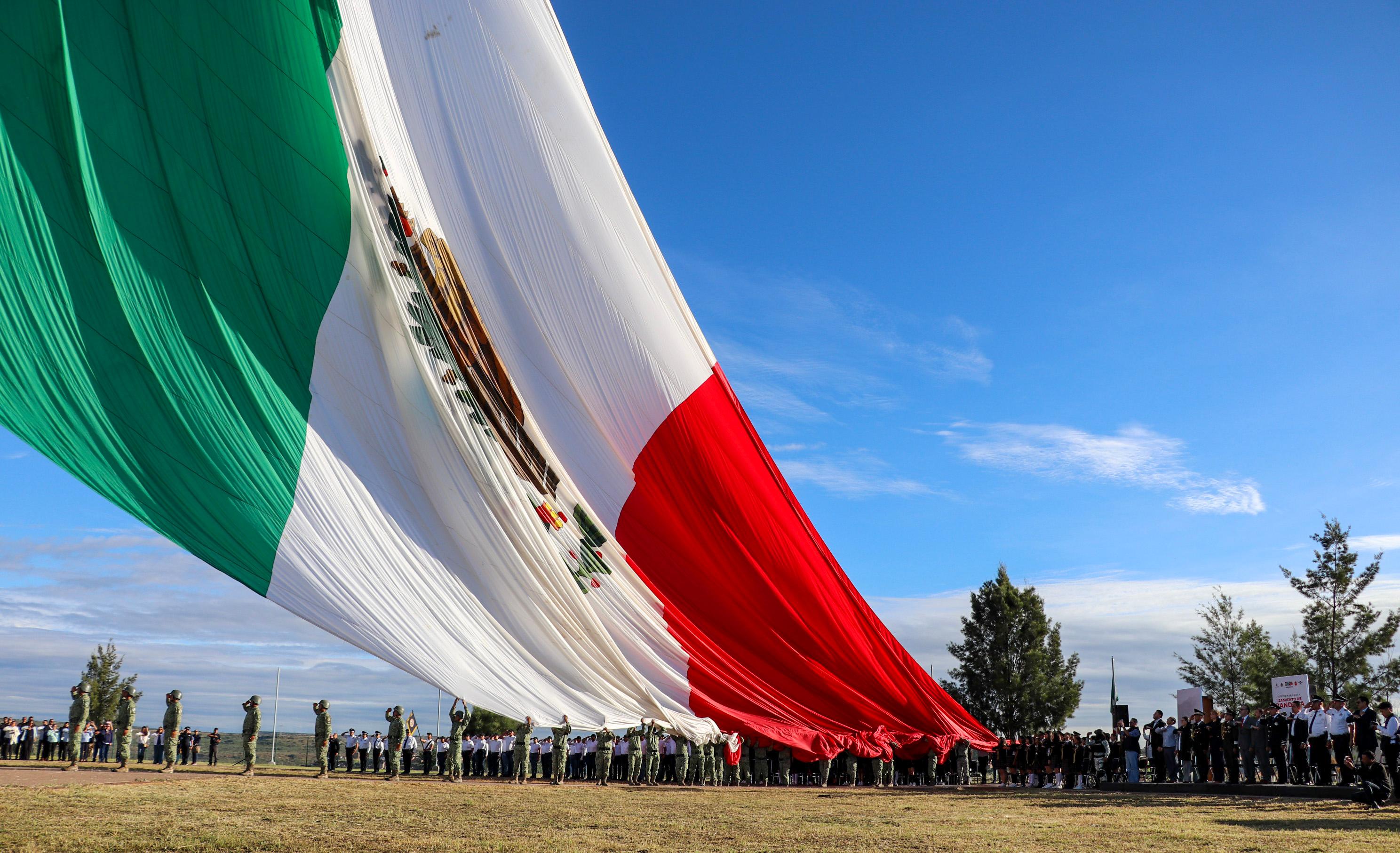 Izamiento de la Bandera Nacional en honor a niños Héroes.