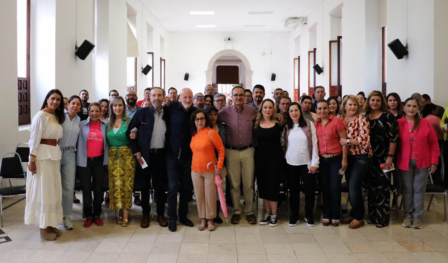 Gobierno de Esteban promueve un ambiente de trabajo positivo