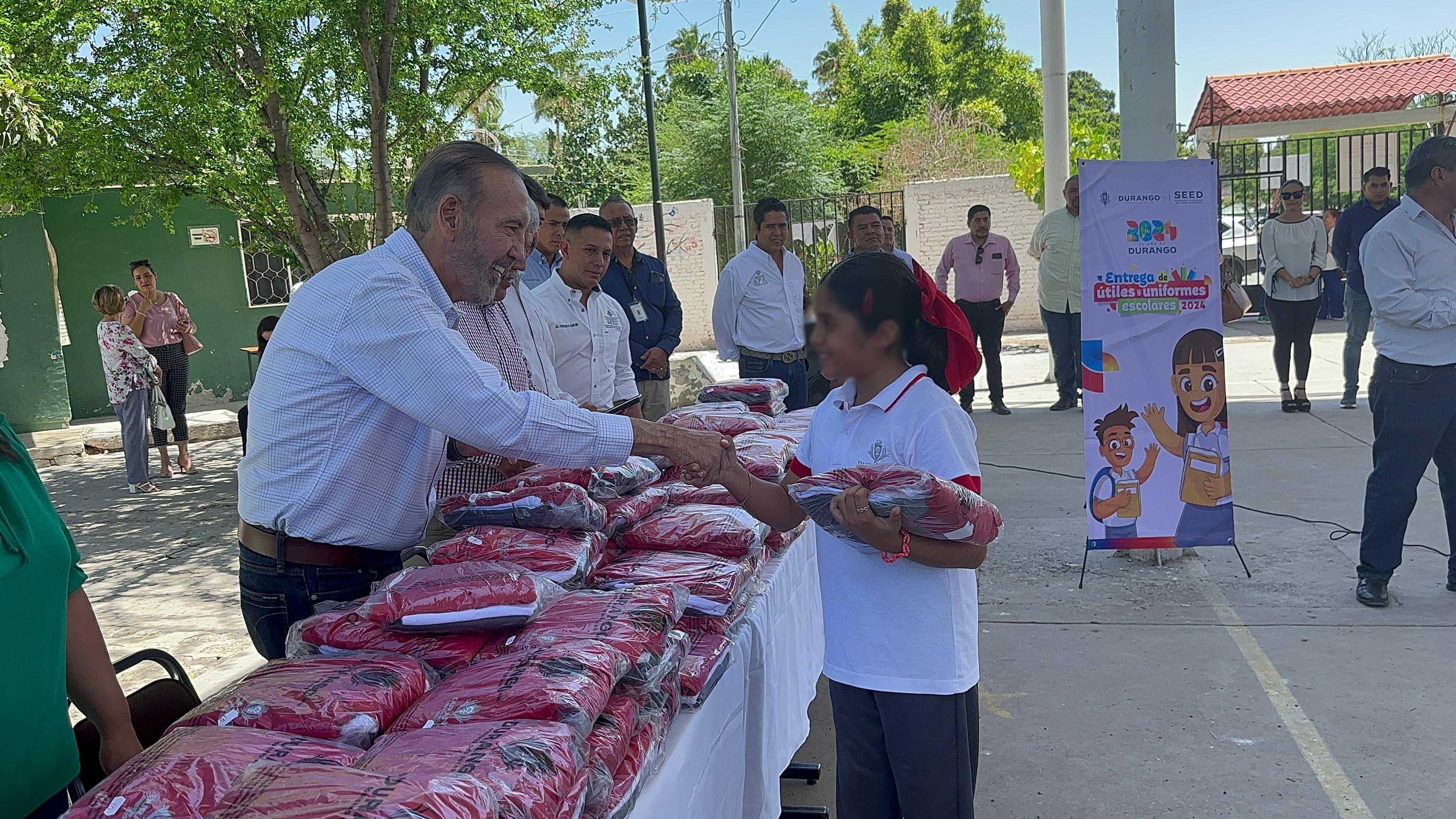 Cumplimos con los uniformes escolares en la región laguna.