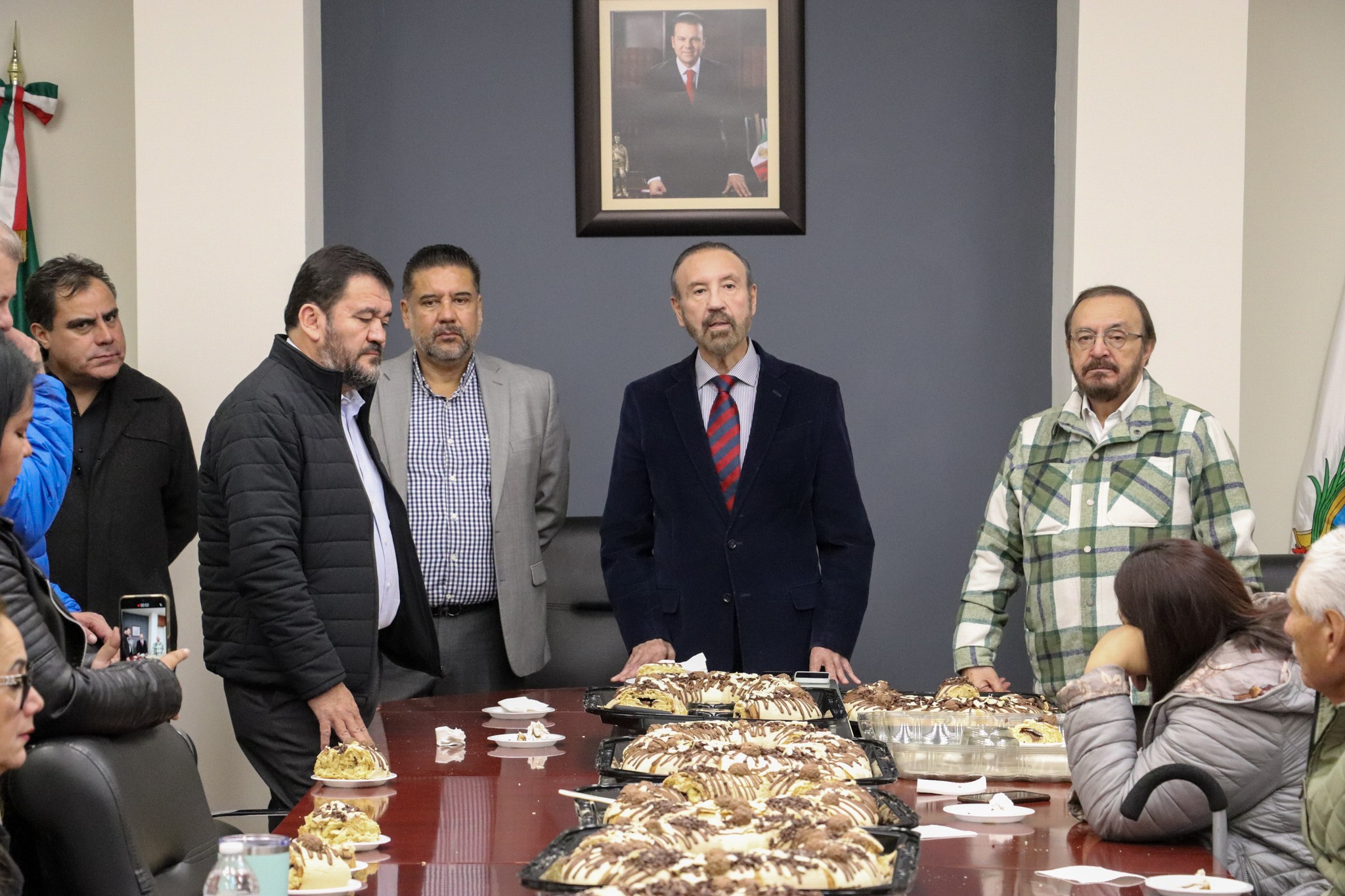 EL SECRETARIO GENERAL DE GOBIERNO COMPARTE LA TRADICIONAL ROSCA DE REYES CON SU EQUIPO DE TRABAJO.
